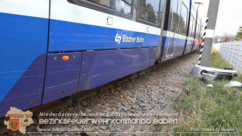 20251203_Pkw prallt auf Bahnbergang in Tribuswinkel gegen WLB-Badner Bahn Foto: Stefan Schneider BFK BADEN