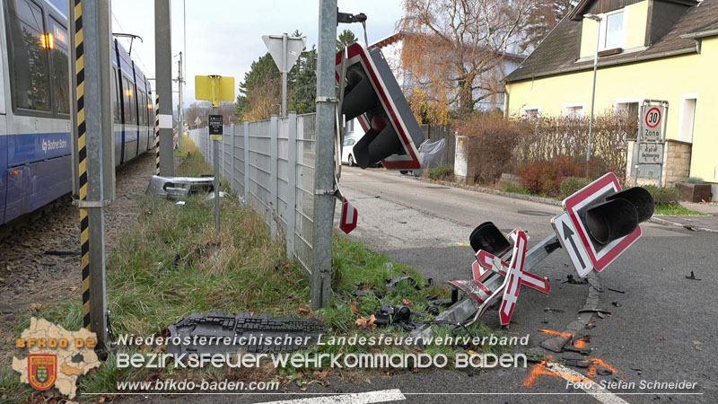 20251203_Pkw prallt auf Bahnbergang in Tribuswinkel gegen WLB-Badner Bahn Foto: Stefan Schneider BFK BADEN