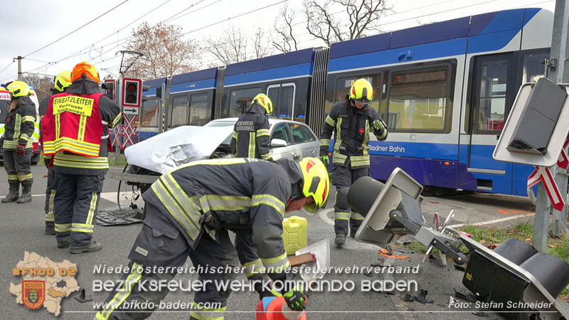 20251203_Pkw prallt auf Bahnbergang in Tribuswinkel gegen WLB-Badner Bahn Foto: Stefan Schneider BFK BADEN
