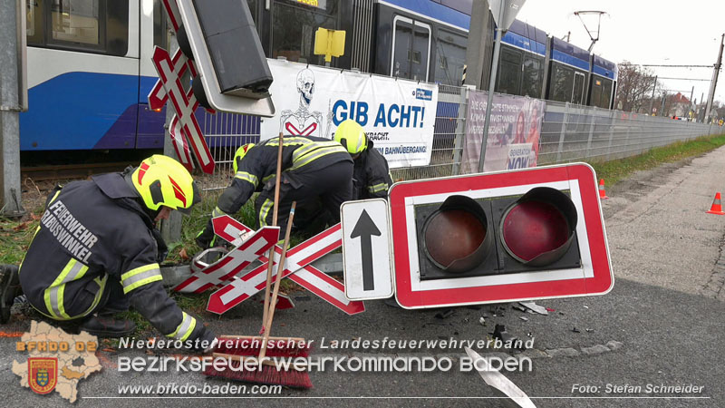 20251203_Pkw prallt auf Bahnbergang in Tribuswinkel gegen WLB-Badner Bahn Foto: Stefan Schneider BFK BADEN