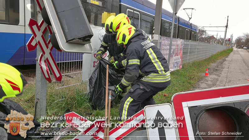 20251203_Pkw prallt auf Bahnbergang in Tribuswinkel gegen WLB-Badner Bahn Foto: Stefan Schneider BFK BADEN