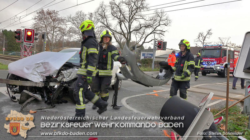 20251203_Pkw prallt auf Bahnbergang in Tribuswinkel gegen WLB-Badner Bahn Foto: Stefan Schneider BFK BADEN