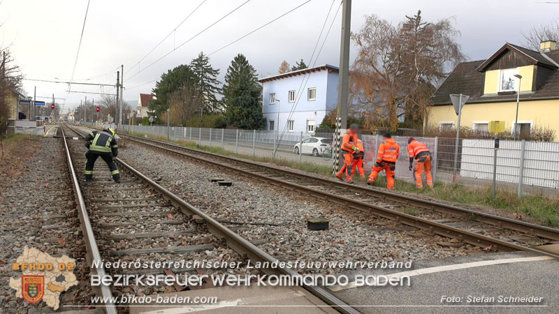 20251203_Pkw prallt auf Bahnbergang in Tribuswinkel gegen WLB-Badner Bahn Foto: Stefan Schneider BFK BADEN