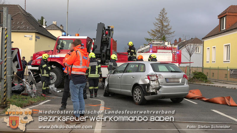 20251203_Pkw prallt auf Bahnbergang in Tribuswinkel gegen WLB-Badner Bahn Foto: Stefan Schneider BFK BADEN