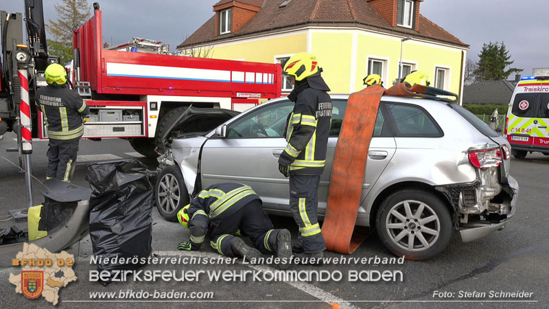 20251203_Pkw prallt auf Bahnbergang in Tribuswinkel gegen WLB-Badner Bahn Foto: Stefan Schneider BFK BADEN