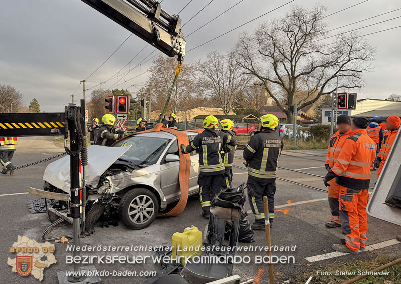 20251203_Pkw prallt auf Bahnbergang in Tribuswinkel gegen WLB-Badner Bahn Foto: Stefan Schneider BFK BADEN