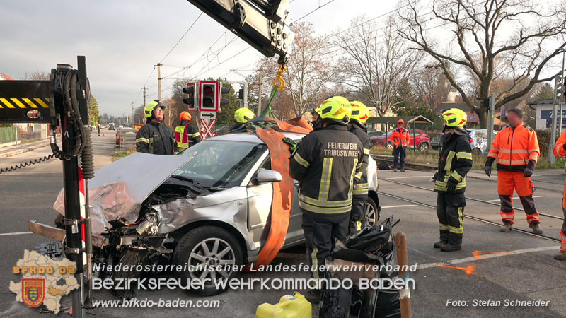 20251203_Pkw prallt auf Bahnbergang in Tribuswinkel gegen WLB-Badner Bahn Foto: Stefan Schneider BFK BADEN