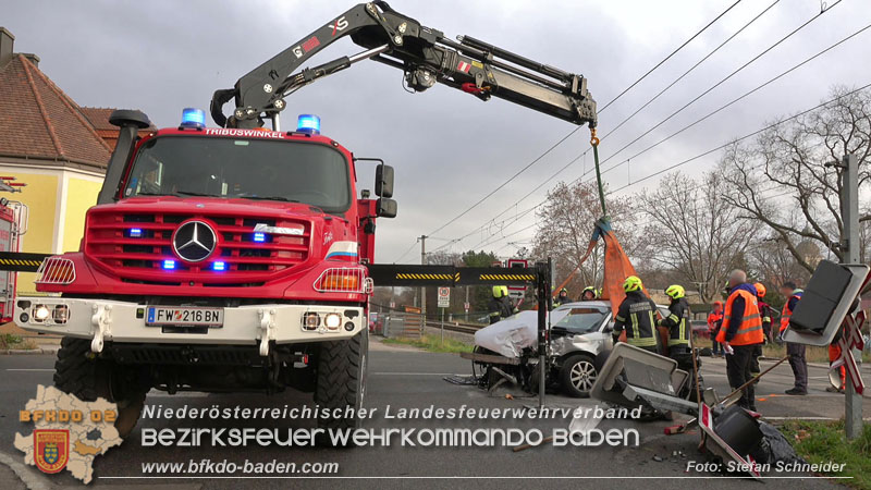 20251203_Pkw prallt auf Bahnbergang in Tribuswinkel gegen WLB-Badner Bahn Foto: Stefan Schneider BFK BADEN