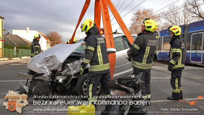 20251203_Pkw prallt auf Bahnbergang in Tribuswinkel gegen WLB-Badner Bahn Foto: Stefan Schneider BFK BADEN
