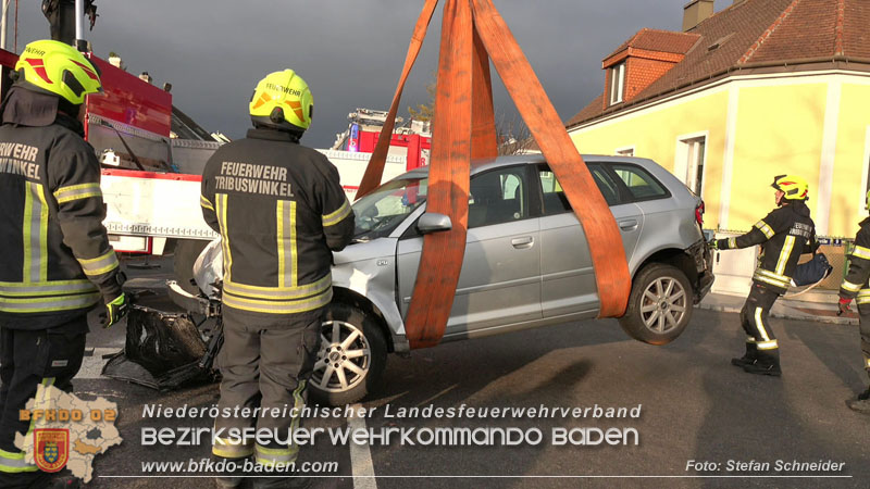 20251203_Pkw prallt auf Bahnbergang in Tribuswinkel gegen WLB-Badner Bahn Foto: Stefan Schneider BFK BADEN