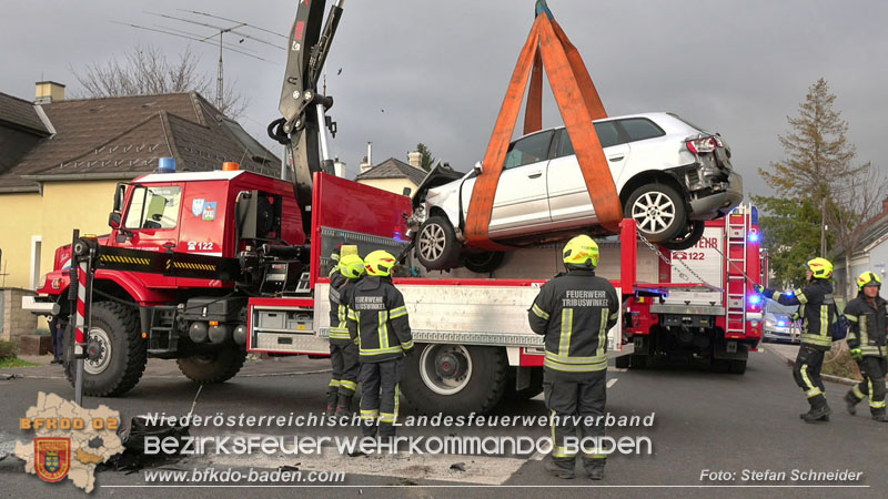 20251203_Pkw prallt auf Bahnbergang in Tribuswinkel gegen WLB-Badner Bahn Foto: Stefan Schneider BFK BADEN