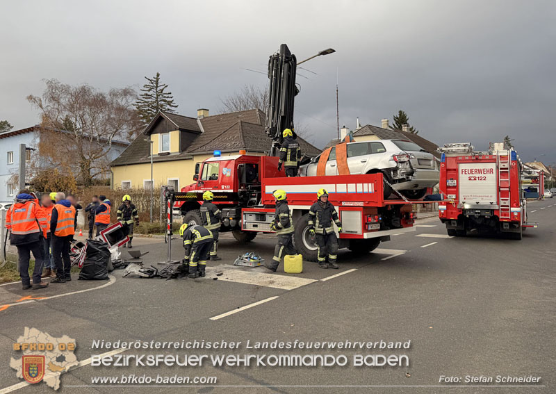20251203_Pkw prallt auf Bahnbergang in Tribuswinkel gegen WLB-Badner Bahn Foto: Stefan Schneider BFK BADEN