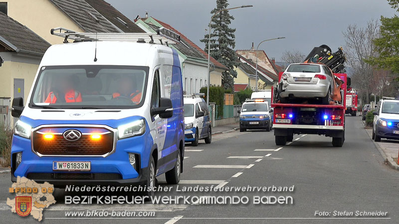 20251203_Pkw prallt auf Bahnbergang in Tribuswinkel gegen WLB-Badner Bahn Foto: Stefan Schneider BFK BADEN