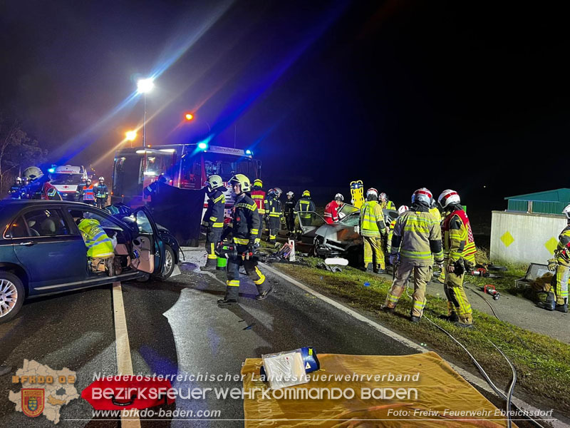 20251208_Frontalzusammensto� auf der B60 zwsichen Unterwaltersdorf und Weigelsdorf  Foto: Freiwillige Feuerwehr Ebreichsdorf 