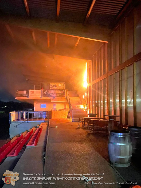 20251208_Kleinbrand am Sportplatz Traiskirchen  Foto: Freiwillige Feuerwehr Traiskirchen-Stadt