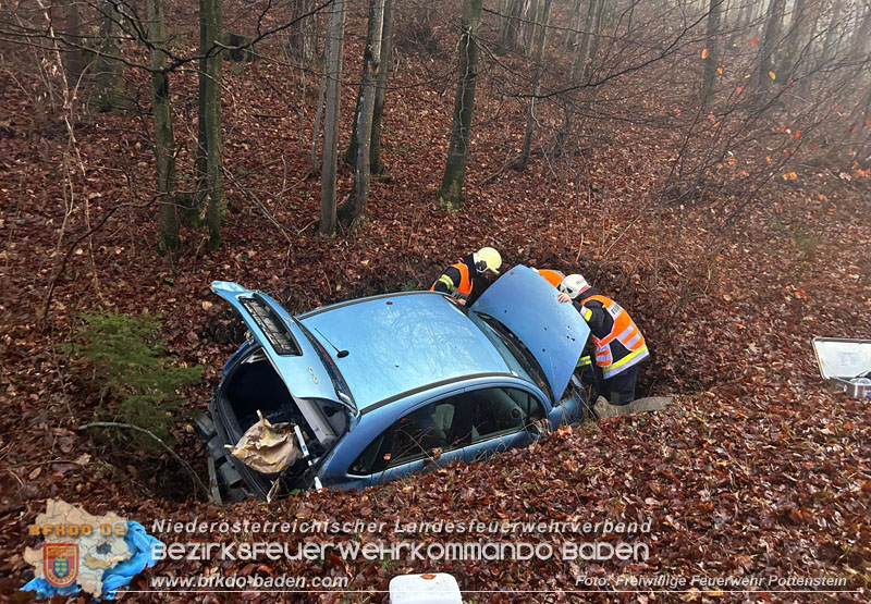 20251209_Lenkerin bei Nebel verunfallt auf der L138 Foto: Dominik Baumgartner FF Pottenstein 20251209_Lenkerin bei Nebel verunfallt auf der L138 Foto: Dominik Baumgartner FF Pottenstein