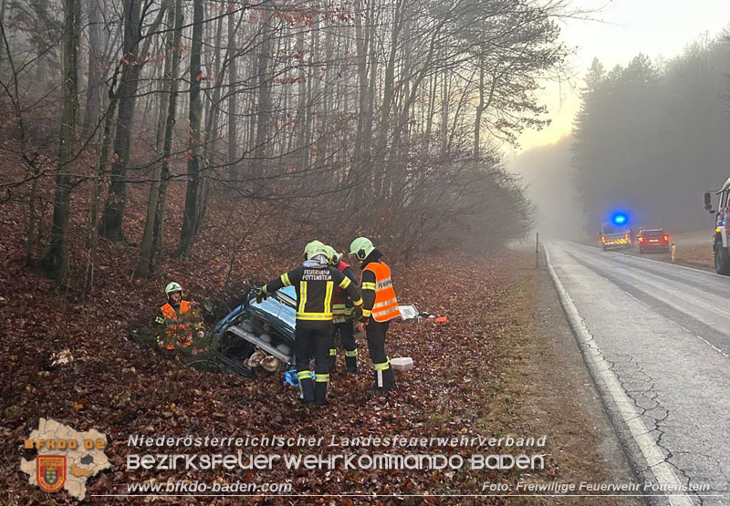 20251209_Lenkerin bei Nebel verunfallt auf der L138 Foto: Dominik Baumgartner FF Pottenstein 20251209_Lenkerin bei Nebel verunfallt auf der L138 Foto: Dominik Baumgartner FF Pottenstein