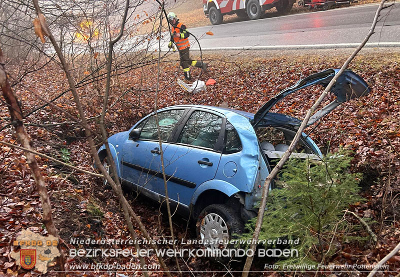 20251209_Lenkerin bei Nebel verunfallt auf der L138 Foto: Dominik Baumgartner FF Pottenstein 20251209_Lenkerin bei Nebel verunfallt auf der L138 Foto: Dominik Baumgartner FF Pottenstein