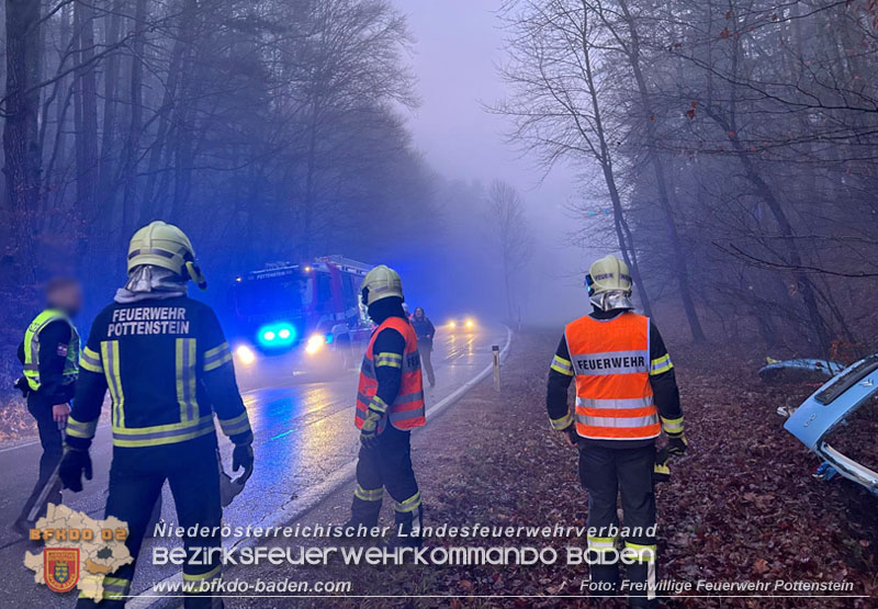 20251209_Lenkerin bei Nebel verunfallt auf der L138 Foto: Dominik Baumgartner FF Pottenstein 20251209_Lenkerin bei Nebel verunfallt auf der L138 Foto: Dominik Baumgartner FF Pottenstein