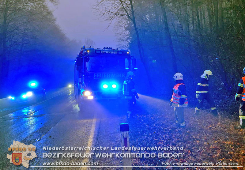 20251209_Lenkerin bei Nebel verunfallt auf der L138 Foto: Dominik Baumgartner FF Pottenstein 20251209_Lenkerin bei Nebel verunfallt auf der L138 Foto: Dominik Baumgartner FF Pottenstein