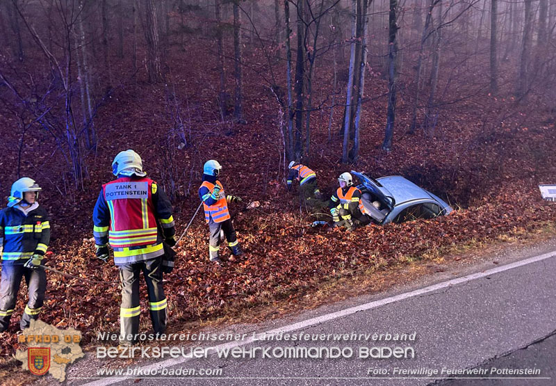 20251209_Lenkerin bei Nebel verunfallt auf der L138 Foto: Dominik Baumgartner FF Pottenstein 20251209_Lenkerin bei Nebel verunfallt auf der L138 Foto: Dominik Baumgartner FF Pottenstein