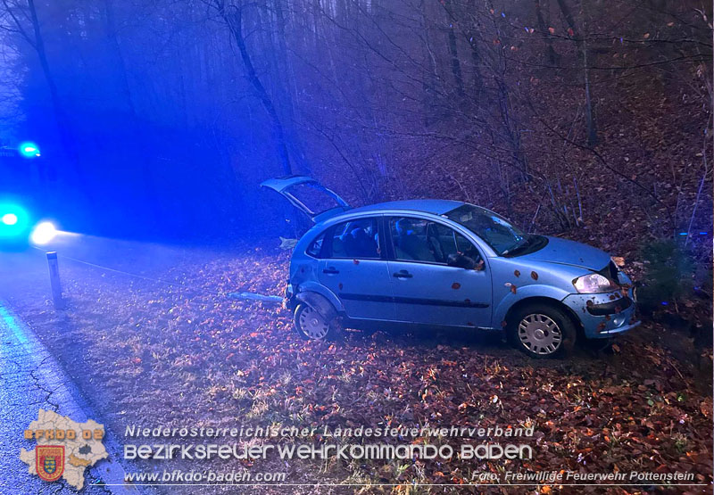 20251209_Lenkerin bei Nebel verunfallt auf der L138 Foto: Dominik Baumgartner FF Pottenstein 20251209_Lenkerin bei Nebel verunfallt auf der L138 Foto: Dominik Baumgartner FF Pottenstein