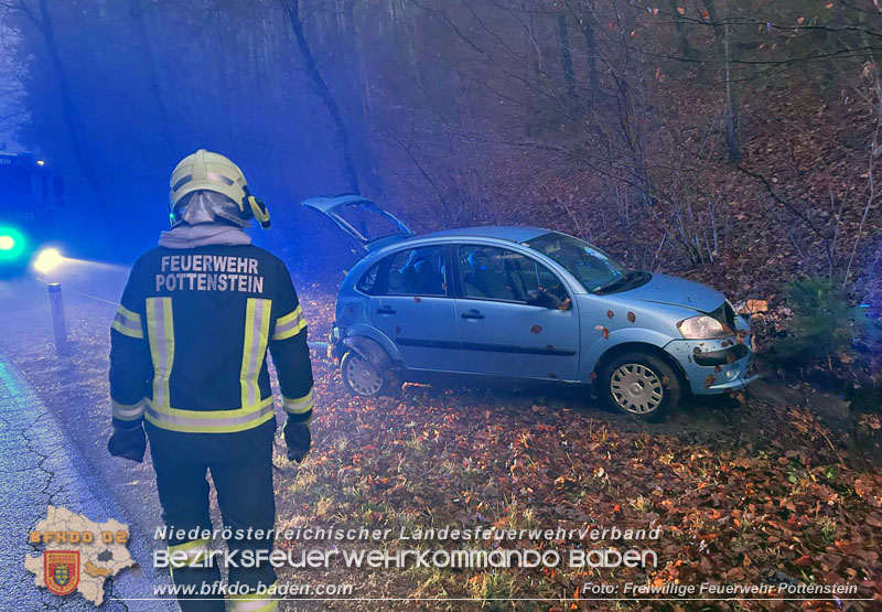 20251209_Lenkerin bei Nebel verunfallt auf der L138 Foto: Dominik Baumgartner FF Pottenstein 20251209_Lenkerin bei Nebel verunfallt auf der L138 Foto: Dominik Baumgartner FF Pottenstein