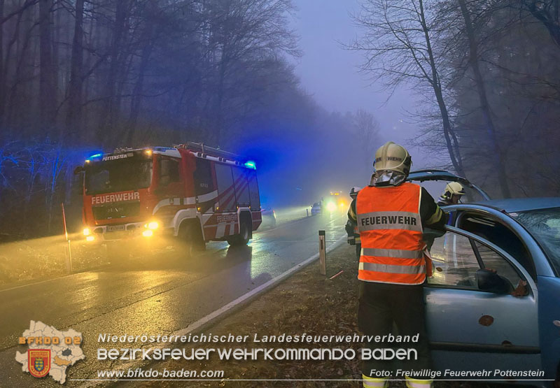 20251209_Lenkerin bei Nebel verunfallt auf der L138 Foto: Dominik Baumgartner FF Pottenstein 20251209_Lenkerin bei Nebel verunfallt auf der L138 Foto: Dominik Baumgartner FF Pottenstein