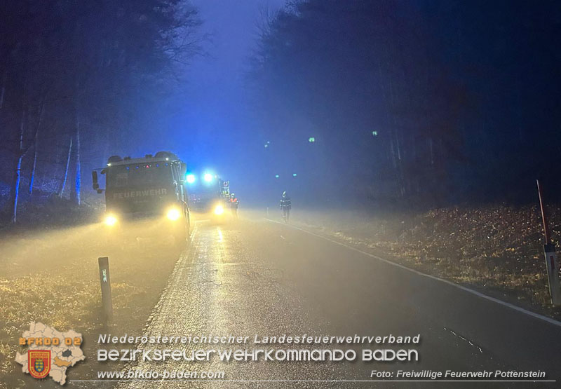 20251209_Lenkerin bei Nebel verunfallt auf der L138 Foto: Dominik Baumgartner FF Pottenstein 20251209_Lenkerin bei Nebel verunfallt auf der L138 Foto: Dominik Baumgartner FF Pottenstein