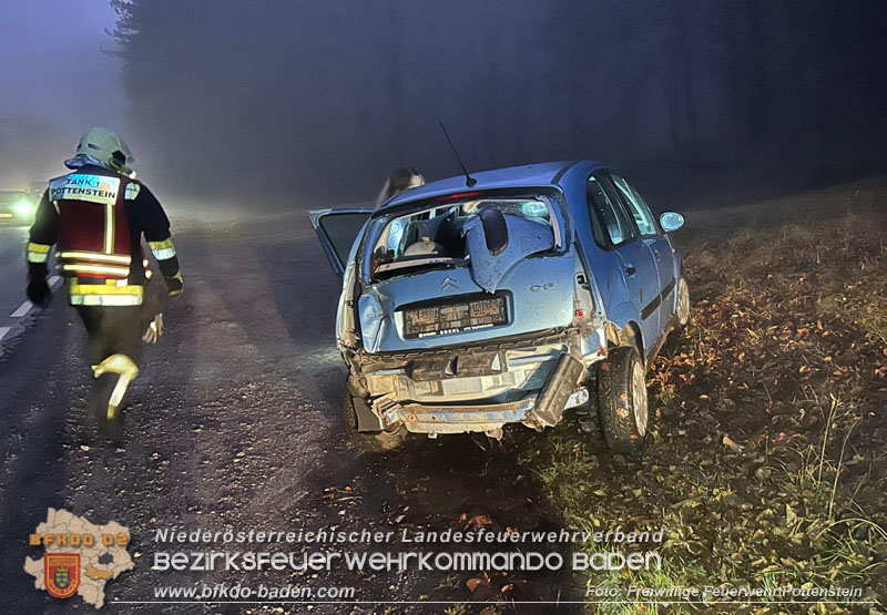 20251209_Lenkerin bei Nebel verunfallt auf der L138 Foto: Dominik Baumgartner FF Pottenstein 20251209_Lenkerin bei Nebel verunfallt auf der L138 Foto: Dominik Baumgartner FF Pottenstein