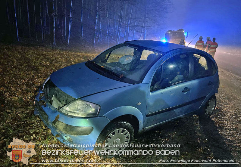 20251209_Lenkerin bei Nebel verunfallt auf der L138 Foto: Dominik Baumgartner FF Pottenstein 20251209_Lenkerin bei Nebel verunfallt auf der L138 Foto: Dominik Baumgartner FF Pottenstein