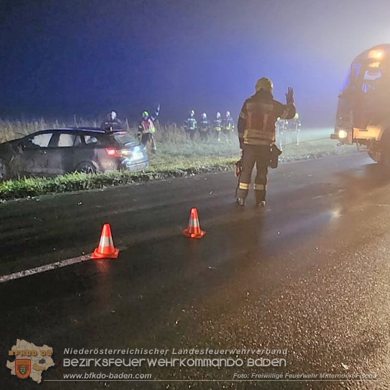 20251212_Verkehrsunfall auf der L4043 bei Mitterndorf an der Fischa Foto: FF Mitterndorf/Fischa 20251212_Verkehrsunfall auf der L4043 bei Mitterndorf an der Fischa Foto: FF Mitterndorf/Fischa