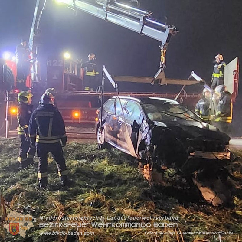 20251212_Verkehrsunfall auf der L4043 bei Mitterndorf an der Fischa Foto: FF Mitterndorf/Fischa 20251212_Verkehrsunfall auf der L4043 bei Mitterndorf an der Fischa Foto: FF Mitterndorf/Fischa
