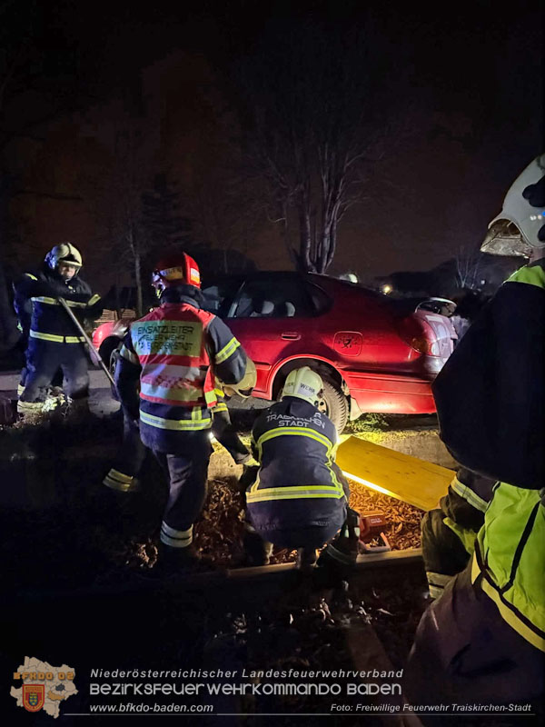 20251214_Fahrzeugbergung im Stadtgebiet von Traiskirchen Foto: FF Traisckirchen-Stadt 20251214_Fahrzeugbergung im Stadtgebiet von Traiskirchen Foto: FF Traisckirchen-Stadt
