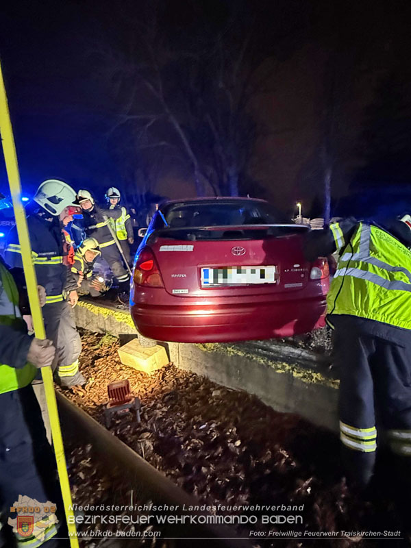 20251214_Fahrzeugbergung im Stadtgebiet von Traiskirchen Foto: FF Traisckirchen-Stadt 20251214_Fahrzeugbergung im Stadtgebiet von Traiskirchen Foto: FF Traisckirchen-Stadt