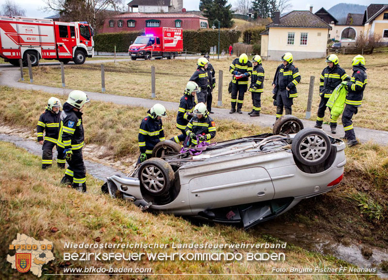 20251222_Verkehrsunfall auf der LB11 zwischen N�stach und Neuhaus  Foto: � Brigitte Fischer FF Neuhaus
