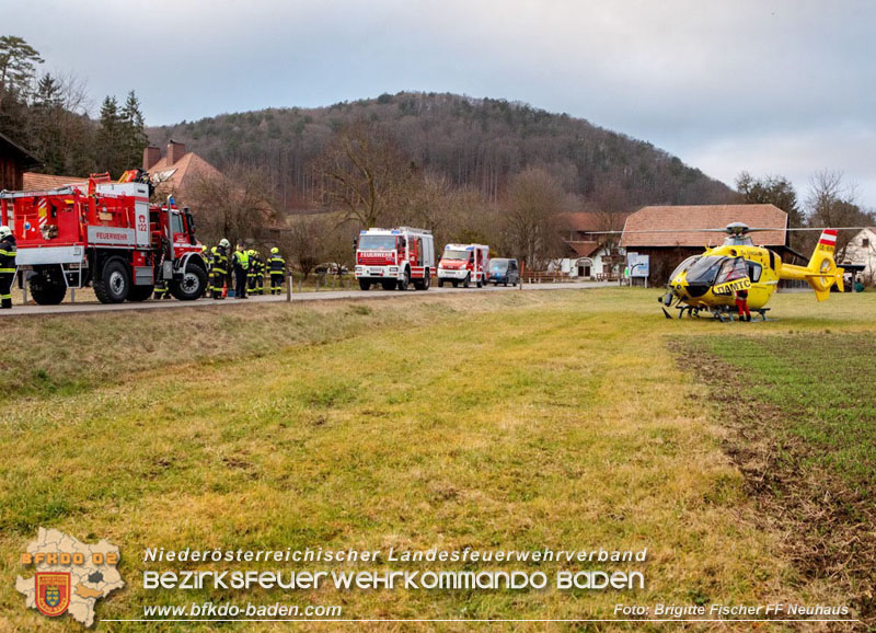 20251222_Verkehrsunfall auf der LB11 zwischen N�stach und Neuhaus  Foto: � Brigitte Fischer FF Neuhaus