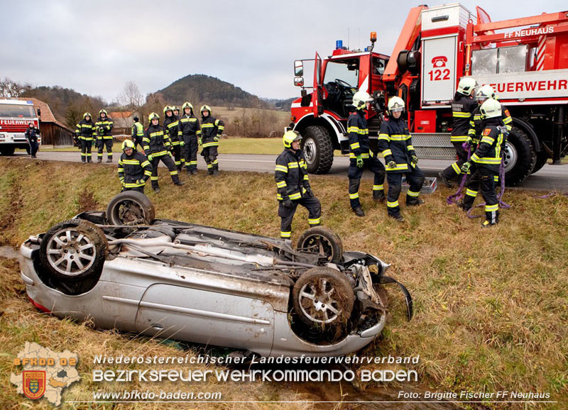 20251222_Verkehrsunfall auf der LB11 zwischen N�stach und Neuhaus  Foto: � Brigitte Fischer FF Neuhaus