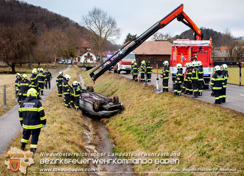 20251222_Verkehrsunfall auf der LB11 zwischen N�stach und Neuhaus Foto: � Brigitte Fischer FF Neuhaus