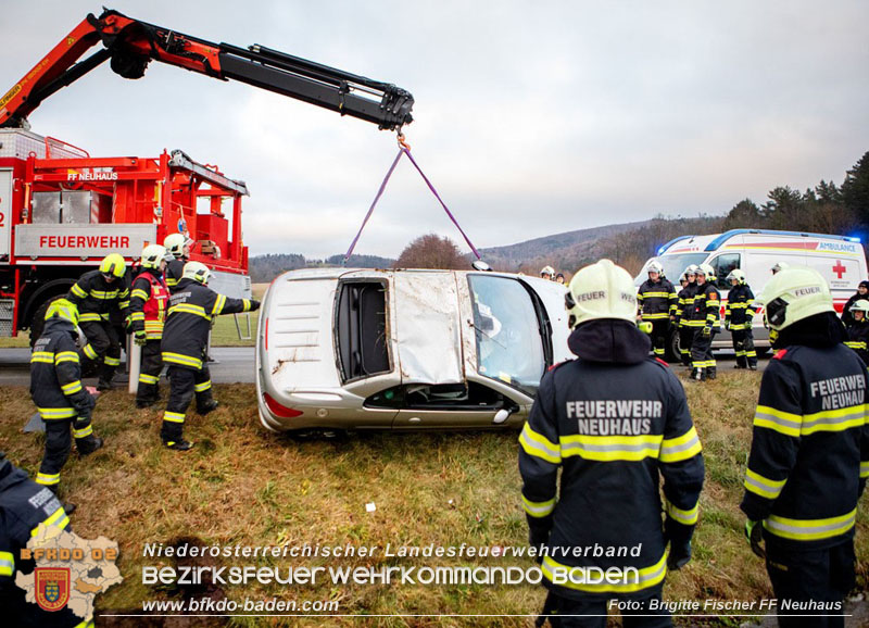 20251222_Verkehrsunfall auf der LB11 zwischen N�stach und Neuhaus Foto: � Brigitte Fischer FF Neuhaus