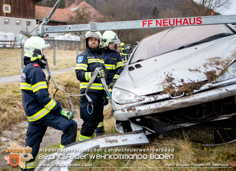 20251222_Verkehrsunfall auf der LB11 zwischen N�stach und Neuhaus Foto: � Brigitte Fischer FF Neuhaus