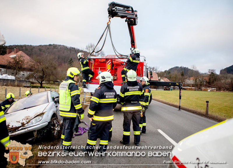 20251222_Verkehrsunfall auf der LB11 zwischen N�stach und Neuhaus Foto: � Brigitte Fischer FF Neuhaus