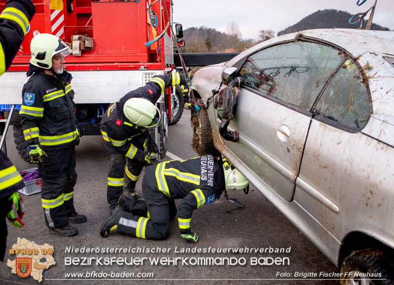 20251222_Verkehrsunfall auf der LB11 zwischen N�stach und Neuhaus Foto: � Brigitte Fischer FF Neuhaus
