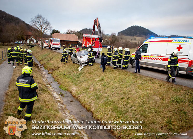 20251222_Verkehrsunfall auf der LB11 zwischen N�stach und Neuhaus Foto: � Brigitte Fischer FF Neuhaus