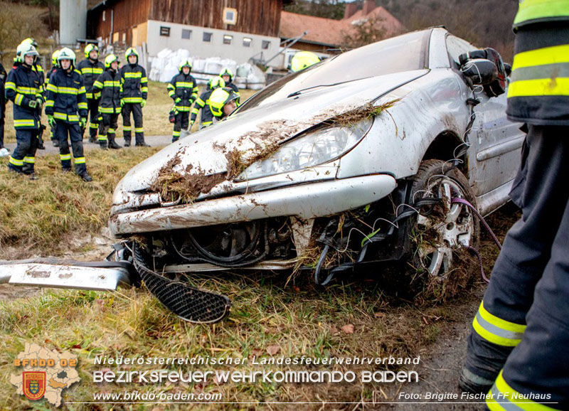 20251222_Verkehrsunfall auf der LB11 zwischen N�stach und Neuhaus Foto: � Brigitte Fischer FF Neuhaus