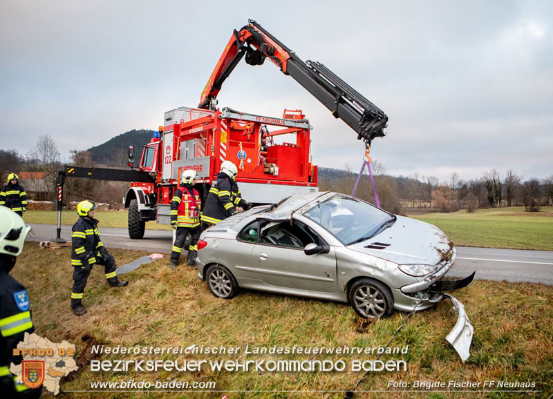 20251222_Verkehrsunfall auf der LB11 zwischen N�stach und Neuhaus Foto: � Brigitte Fischer FF Neuhaus