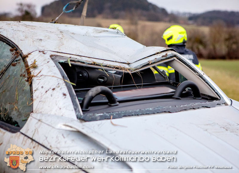 20251222_Verkehrsunfall auf der LB11 zwischen N�stach und Neuhaus Foto: � Brigitte Fischer FF Neuhaus