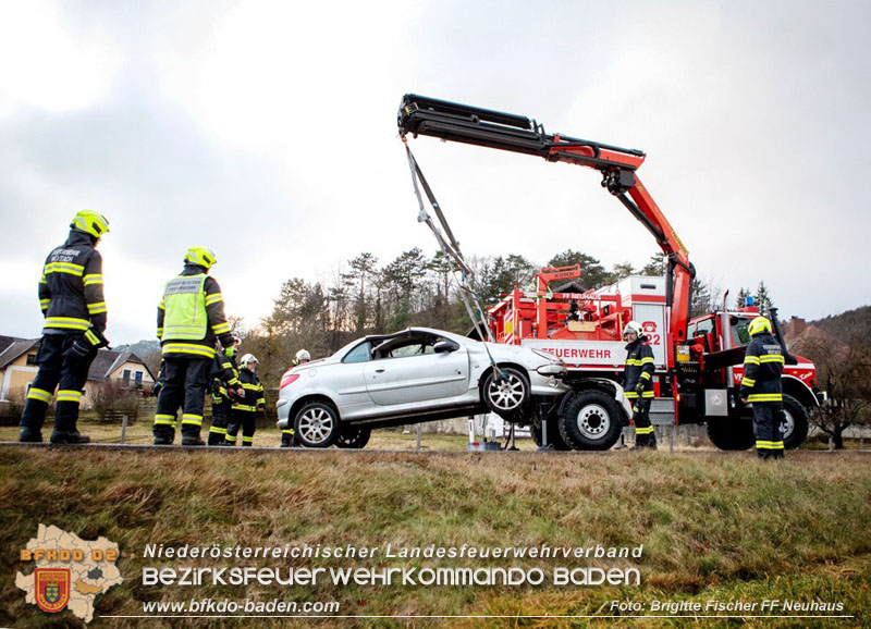 20251222_Verkehrsunfall auf der LB11 zwischen N�stach und Neuhaus Foto: � Brigitte Fischer FF Neuhaus