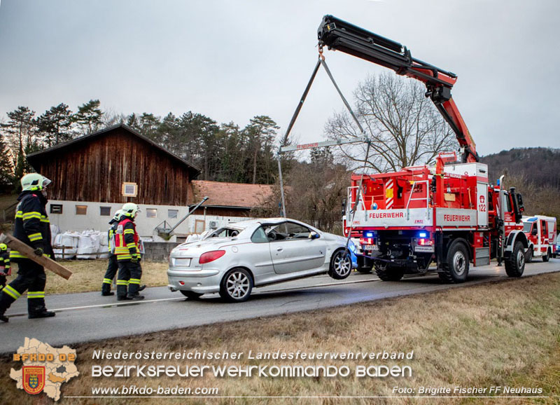 20251222_Verkehrsunfall auf der LB11 zwischen N�stach und Neuhaus Foto: � Brigitte Fischer FF Neuhaus