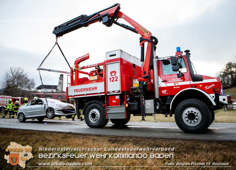 20251222_Verkehrsunfall auf der LB11 zwischen N�stach und Neuhaus Foto: � Brigitte Fischer FF Neuhaus